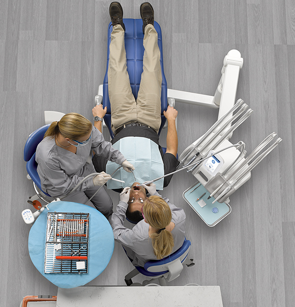 The A-dec 545 12 o’clock assistant’s work surface keeps everything required for a procedure within reach.